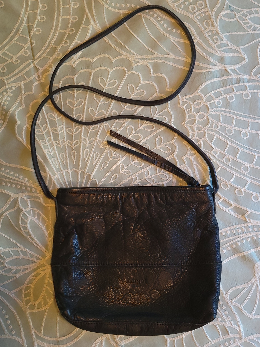 Sleek Black Leather Crossbody Bag with Adjustable Strap